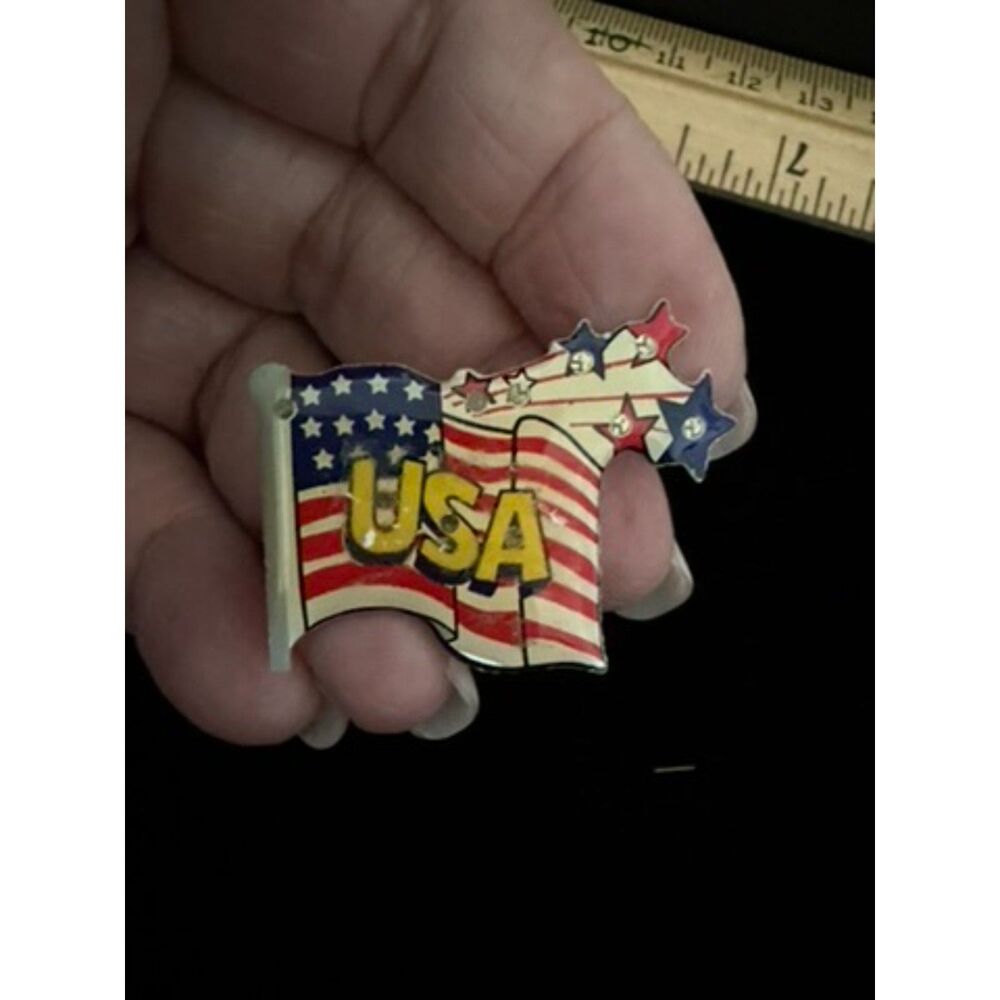 vtg USA flag waving lapel pin with stars